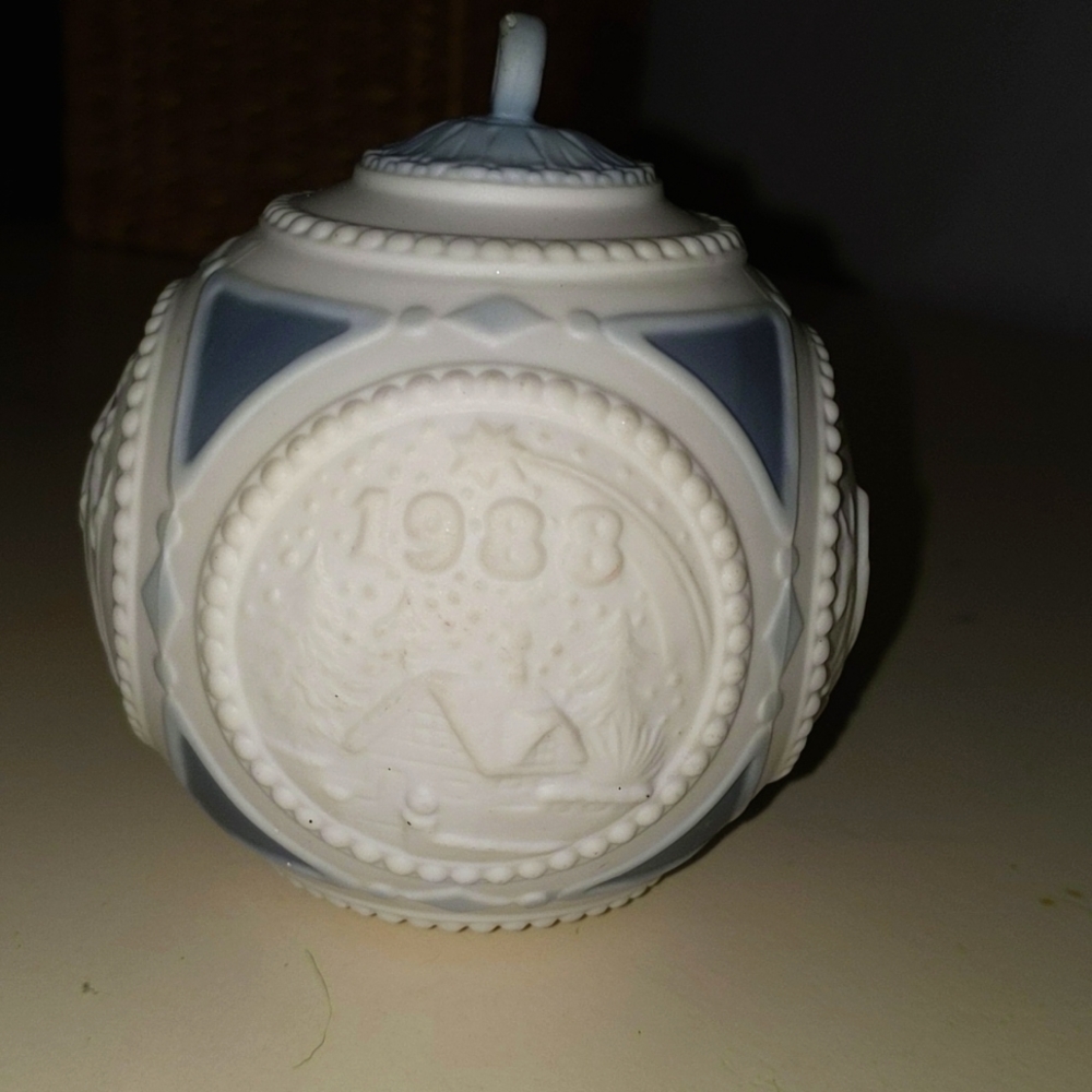Llardo 1988 Porcelain Christmas ornament